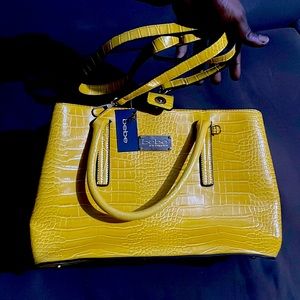 Yellow BEAUTIFUL
• Los Angeles BeBe
MM Tote Bag Shoulder Bag
$109
